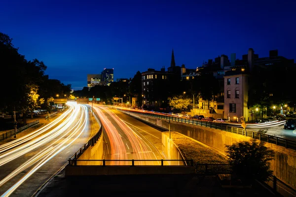 Longue exposition de la circulation le long de Storrow Drive la nuit, à Beacon — Photo