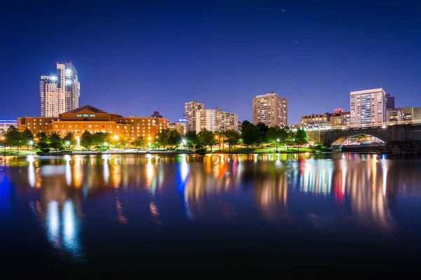 Charles River och byggnader i Boston på natten, sett från No — Stockfoto