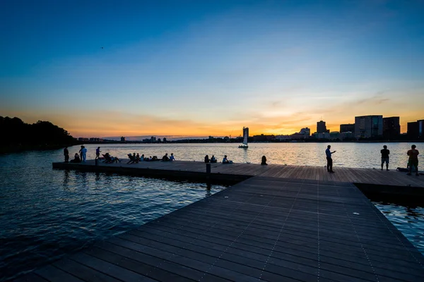 Dok o zachodzie słońca przy Charles River Esplanade, w Bostonie, Massac — Zdjęcie stockowe