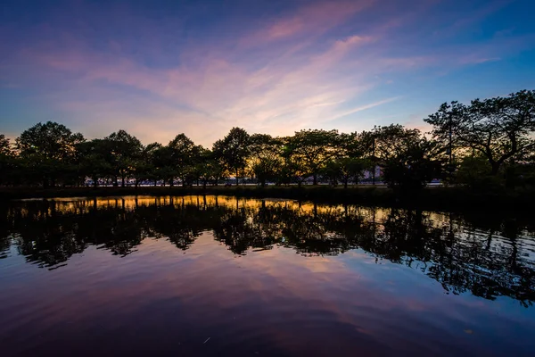 La Laguna Storrow al atardecer en la Explanada del Río Charles, en — Foto de Stock