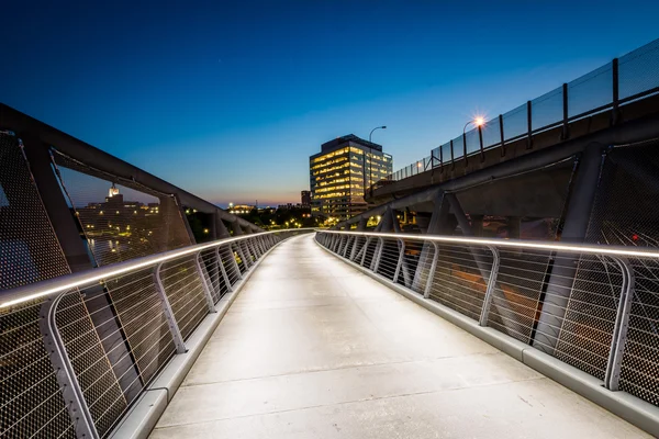 De North Bank Pedestrian Bridge bij nacht, in Cambridge, Massac — Stockfoto