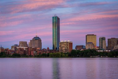 Charles River ve Back Bay binalarda günbatımı f görünümü