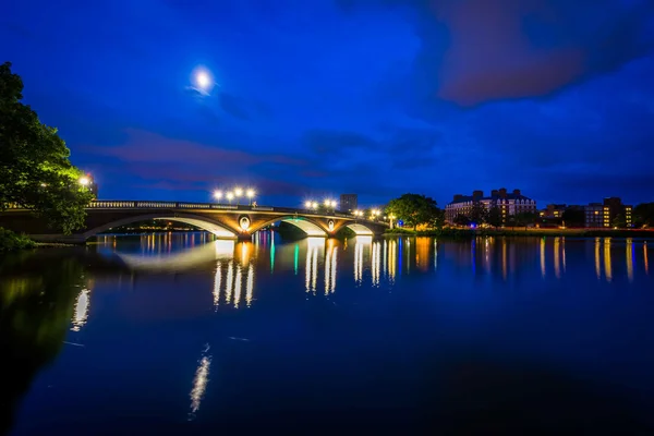 A lua sobre a ponte das semanas de John W e o rio de Charles na noite — Fotografia de Stock