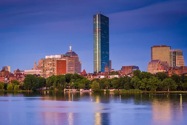 Veduta del fiume Charles e degli edifici di Back Bay al crepuscolo — Foto Stock