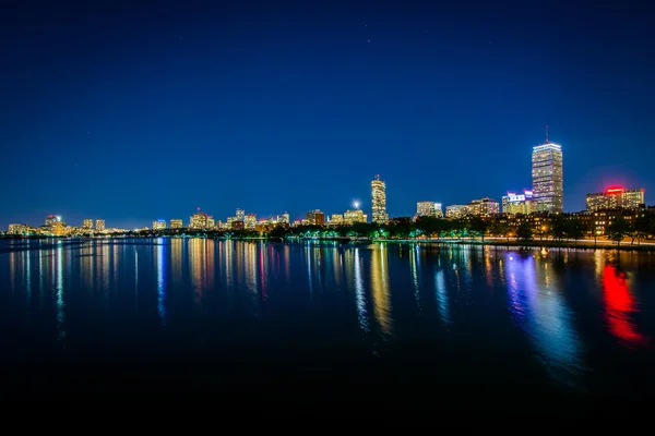 Der Fluss Charles bei Nacht, gesehen von der massachusetts Avenue b — Stockfoto