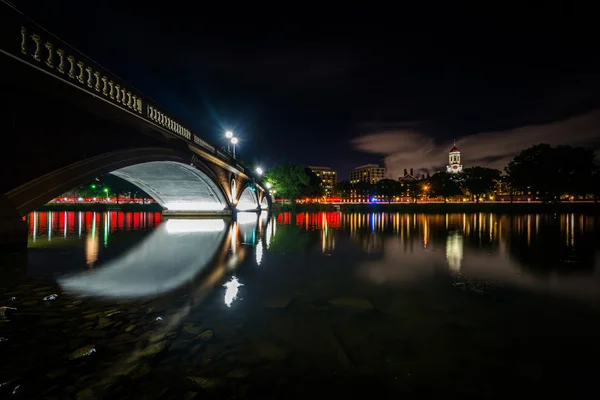 Джон W тижнів мосту і Чарльза річки вночі, в Кембриджі — стокове фото
