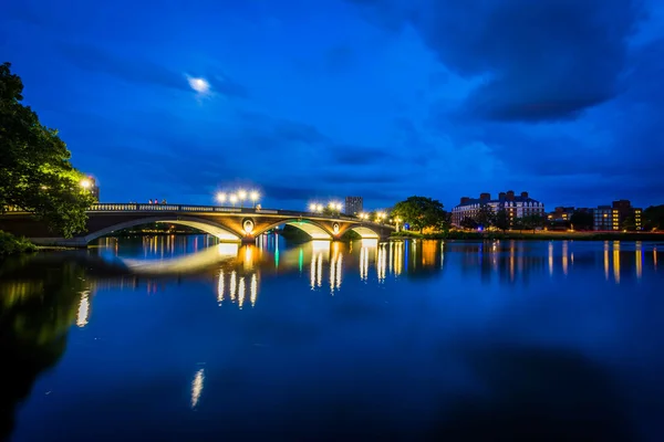 Månen över John W veckor Bridge och Charles River på natten — Stockfoto
