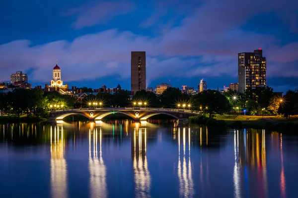 Il John W Weeks Bridge e il Charles River di notte, a Cambridge — Foto Stock