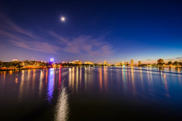 La luna sobre el río Charles, vista desde la Avenida Massachusetts — Foto de Stock