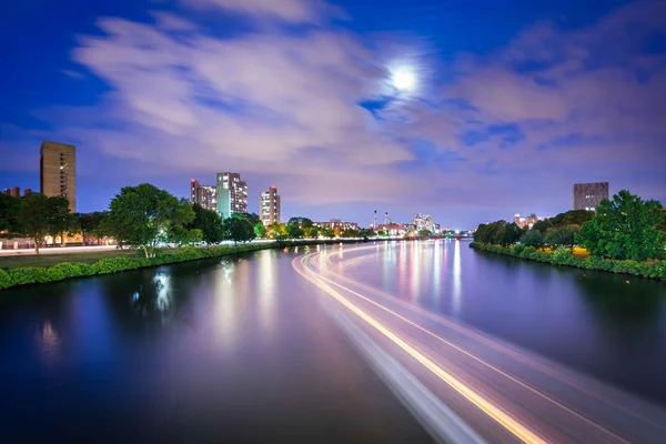 View of the Charles River at night from the John W Weeks Bridge — Stock Photo, Image