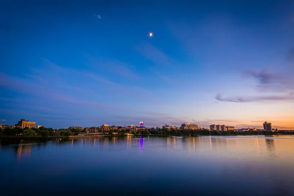 Księżyc nad Charles River, widziane z Massachusetts Ave — Zdjęcie stockowe