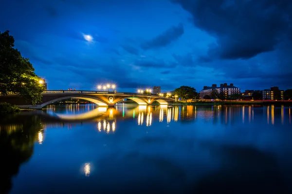 A lua sobre a ponte das semanas de John W e o rio de Charles na noite — Fotografia de Stock