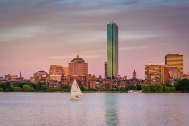 Charles River ve Back Bay binalarda günbatımı f görünümü
