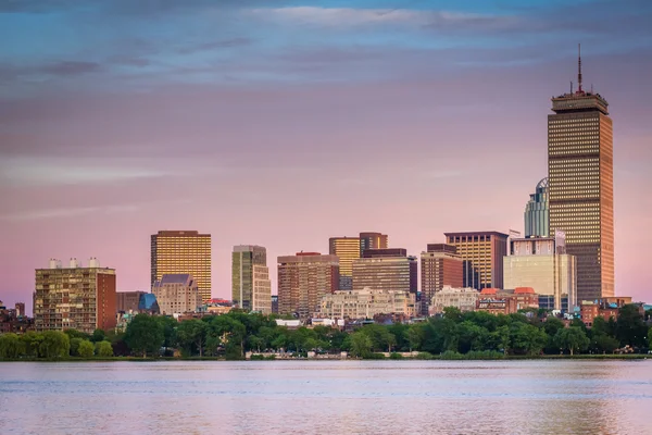 Vista sul fiume Charles e gli edifici a Back Bay al tramonto f — Foto Stock