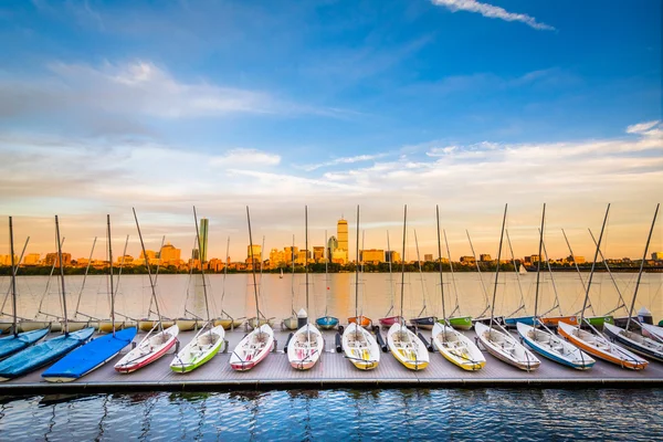 Segelbåtar dockad på Charles River i solnedgången, i Cambridge, M — Stockfoto