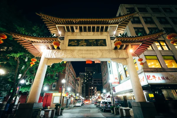 The Chinatown Gate at night, in Boston, Massachusetts. — Stock Photo, Image