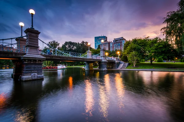 Die Brücke über den See im öffentlichen Garten bei Sonnenuntergang, im — Stockfoto