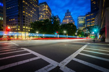 Bir kavşak ve crosswalks mali ilçe nigh