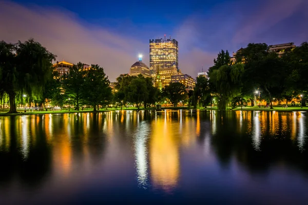 Озеро в Общественном саду и здания в Копли ночью , — стоковое фото