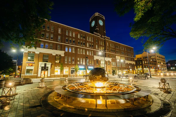 Binalarda Kendall Meydanı'nda gece, Cambridge, Massachusett
