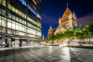 John Hancock Tower ve Trinity Kilisesi Copley, gece ben