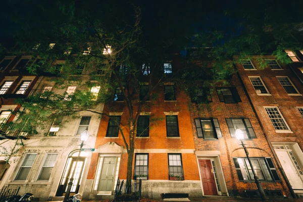 Edifícios em Myrtle Street à noite, em Beacon Hill, Boston, Mas — Fotografia de Stock