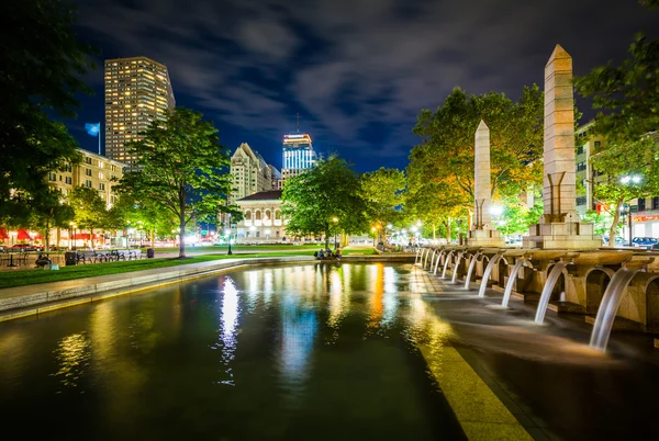 Fontány a budovy na Copleyho náměstí v noci, v Bostonu, Ma — Stock fotografie