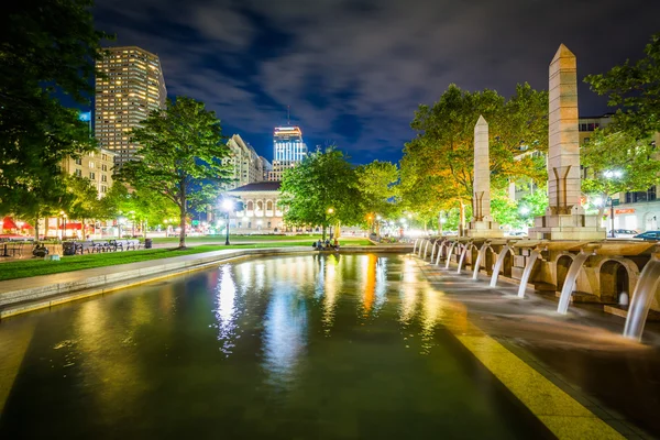 喷泉和在晚上，在波士顿，马在科普利广场建筑 — 图库照片
