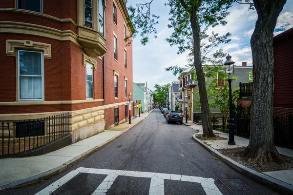 Houses and street on Bunker Hill, in Charlestown, Boston, Massac — Stock Photo, Image