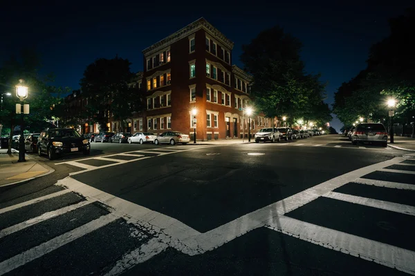 Intersection la nuit, à Bunker Hill, Charlestown, Boston, Mass — Photo