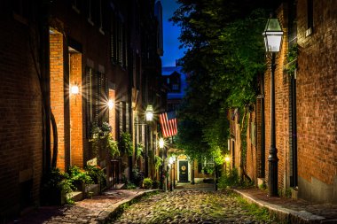Gece, meşe palamudu sokakta Beacon Hill, Boston Massachusetts. 