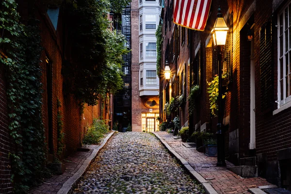 Acorn Street por la noche, en Beacon Hill, Boston Massachusetts . — Foto de Stock