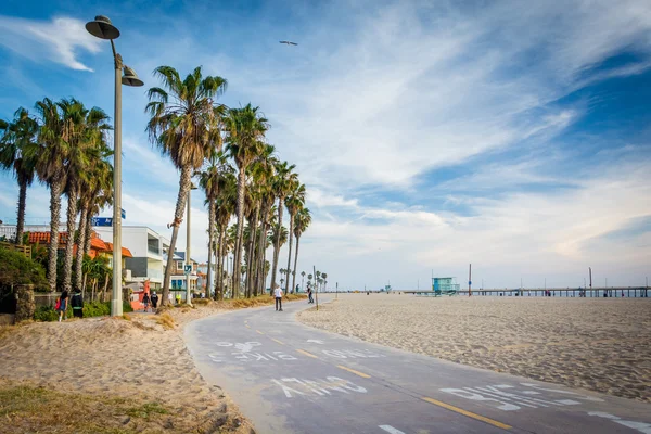 Ścieżka rowerowa wzdłuż plaży w Venice Beach, Los Angeles, Californ — Zdjęcie stockowe