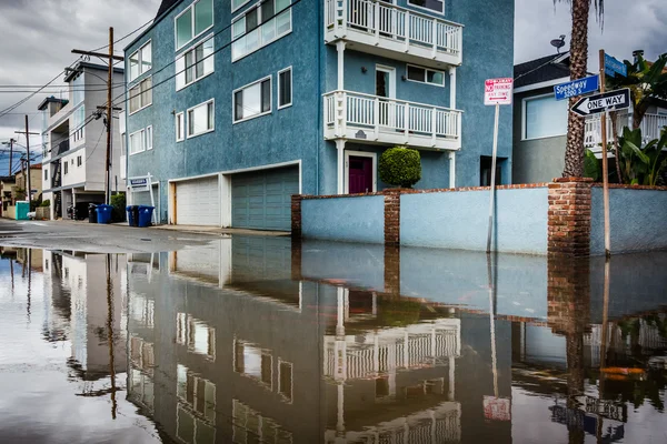 Byggnaderna speglar i en vattenpöl i en gränd, i Venice Beach, L — Stockfoto