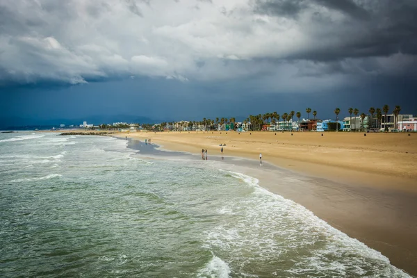 View of dark storm clouds over the beach in Venice Beach, Los An — Stock Photo, Image