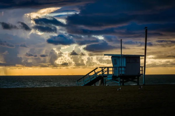 Solnedgång över en badvakt tornet och Stilla havet, i Venedig B — Stockfoto