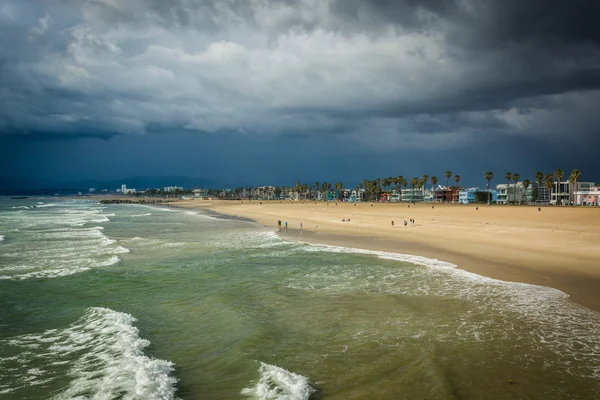 Storm clouds the beach and Pacific Ocean in Venice Beach, Los An — Stock Photo, Image