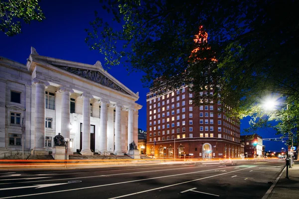 Edificios a lo largo de Elm Street por la noche, en el centro de New Haven, Conn — Foto de Stock