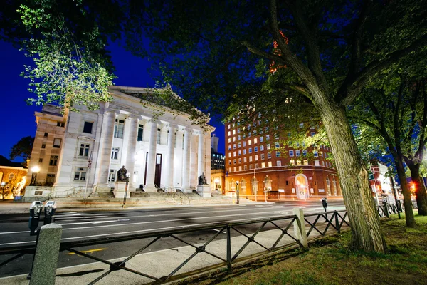 Budovy na Elm Street v noci, v centru města New Haven, Conn — Stock fotografie