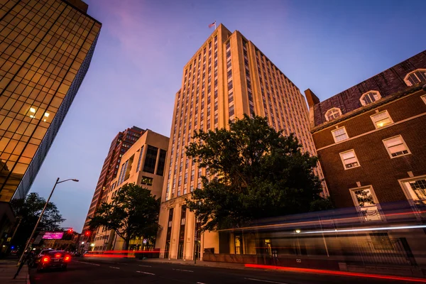 Buildings and traffic on Church Street at night, in downtown New — Stock Photo, Image