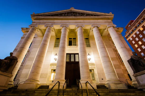 Le palais de justice du comté de New Haven la nuit, au centre-ville de New Haven , — Photo