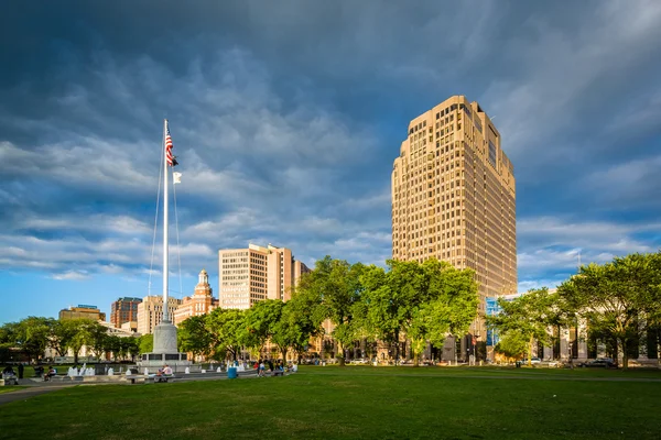The New Haven Green и здания в центре Нью-Хавена, Коннектикут — стоковое фото