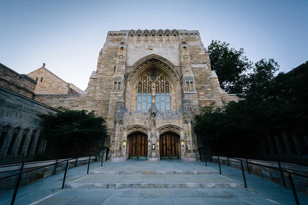 The exterior of the Sterling Memorial Library, at Yale Universit — Stock Photo, Image