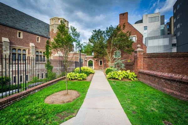 Loopbrug en gebouwen aan de Yale University in New Haven, Connecti — Stockfoto