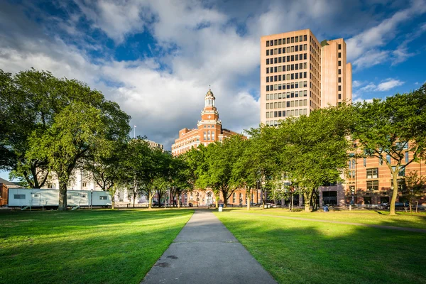 Walkways at the New Haven Green and buildings in downtown, in Ne — Stock Photo, Image