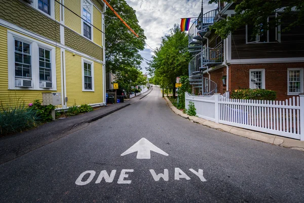 Hus och smala gatan i Provincetown, Cape Cod, Massachusett — Stockfoto