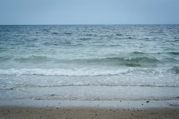 Olas en el Océano Atlántico en Sandwich, Cape Cod, Massachusetts — Foto de Stock