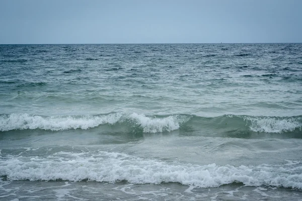 Волны в Атлантическом океане в Сэндвиче, Кейп-Код, Массачусетс — стоковое фото