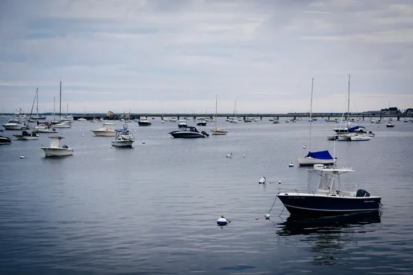 Човни в Provincetown-Харбор, в Provincetown, Кейп-код, Massach — стокове фото