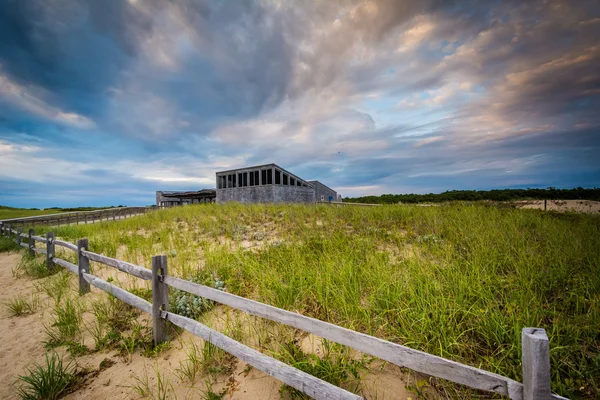 Dunas e construção ao pôr do sol, em Herring Cove Beach, na Prov — Fotografia de Stock